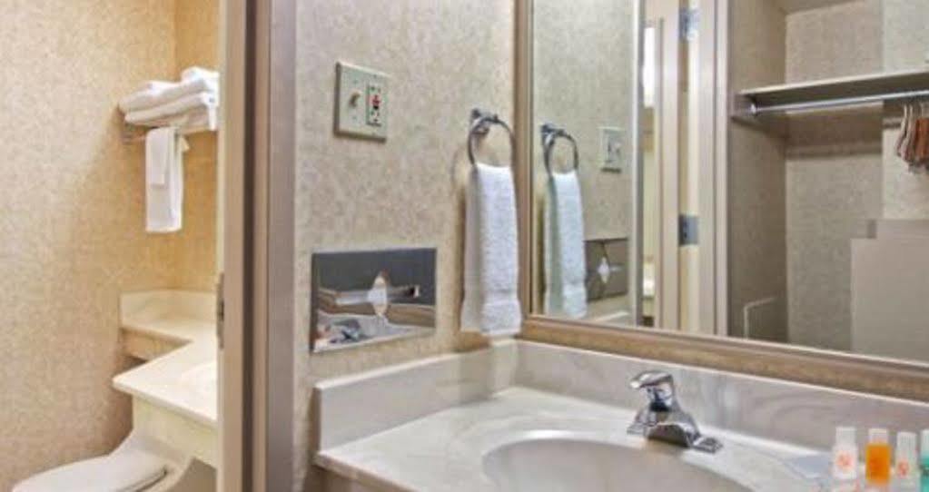 ฮาวเวิร์ด จอห์นสัน บาย วินด์แฮม เฮอร์ชีย์ Motel ภายนอก รูปภาพ